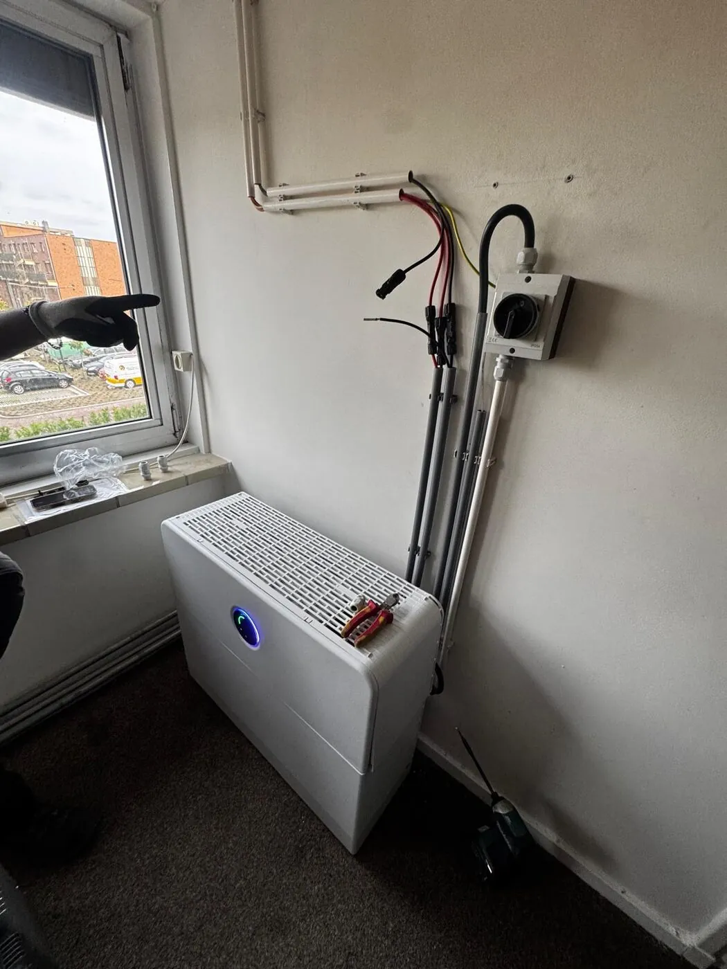 Geïnstalleerde airco binnenunit met netjes weggewerkte leidingen