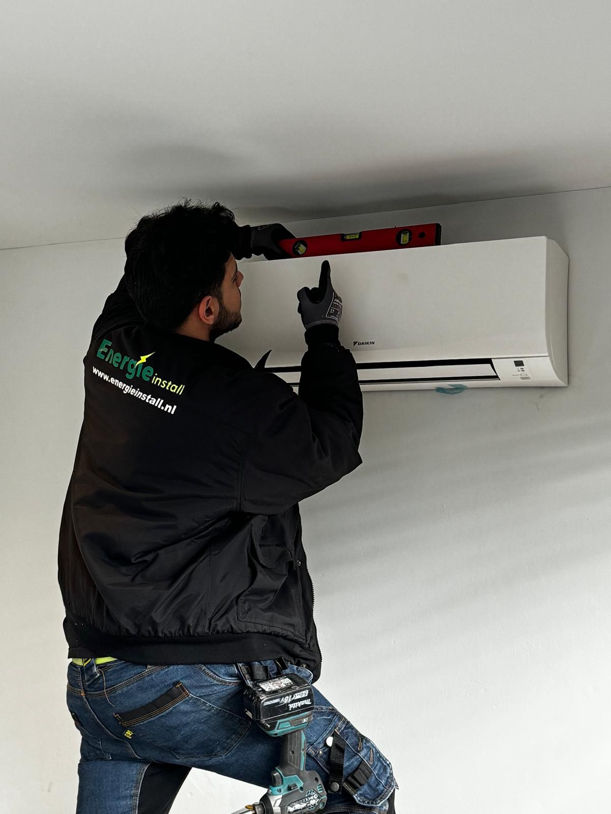 Monteur van Energie Install monteert een airco-binnenunit
