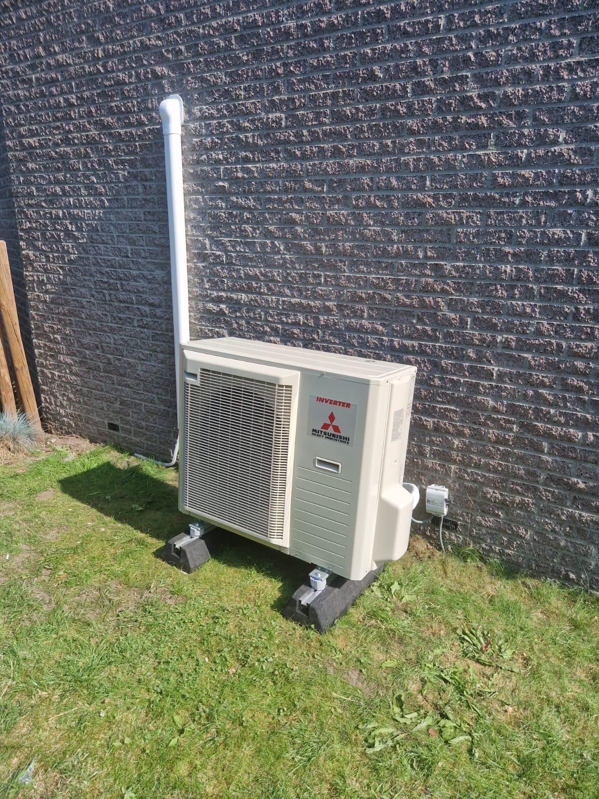 Airco-buitenunit naast een woning