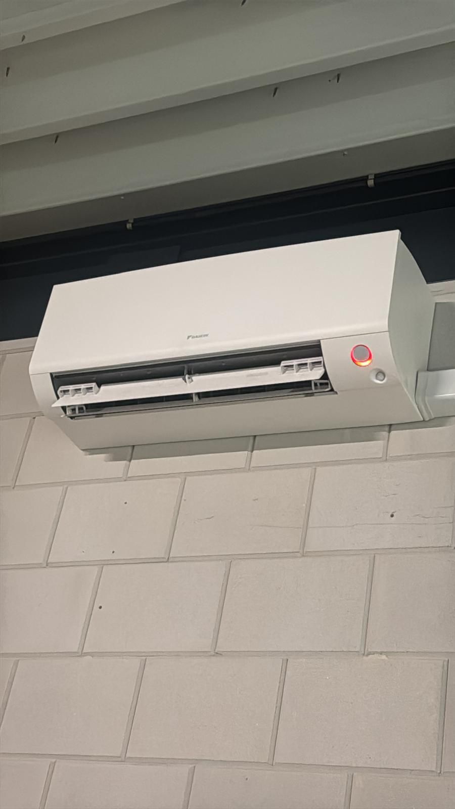 Airco-binnenunit boven het raam