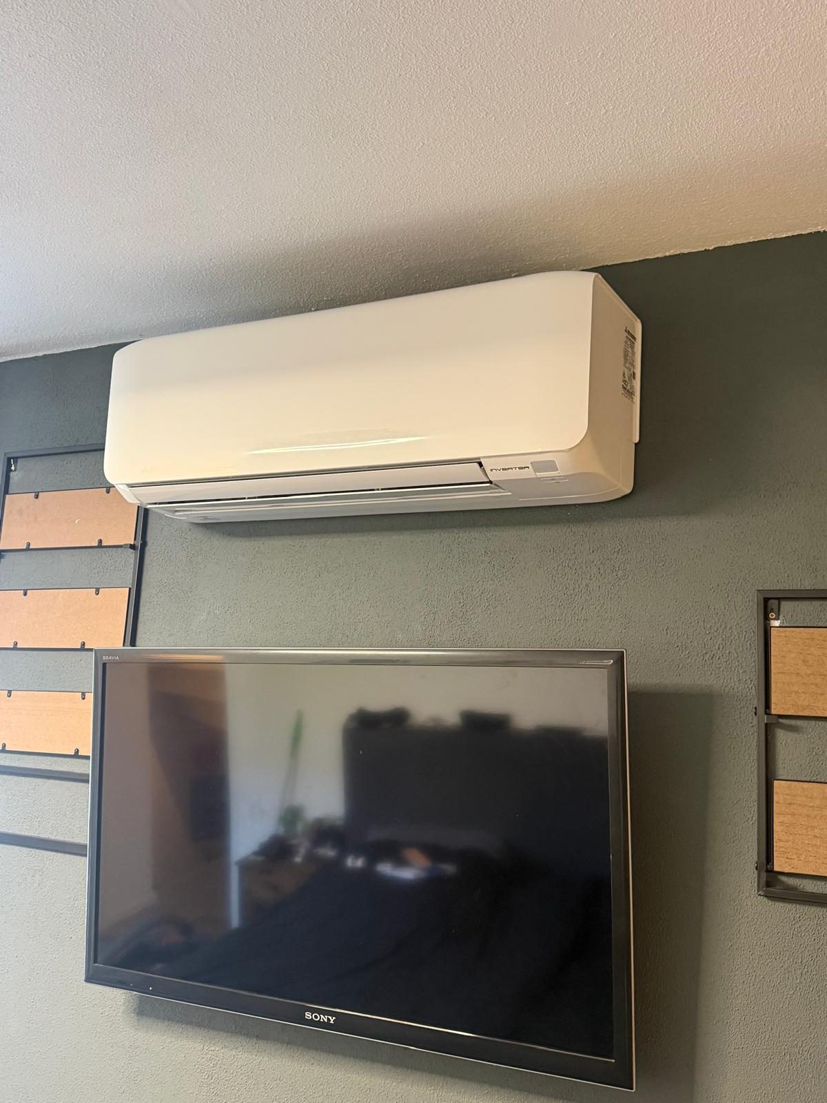 Airco-binnenunit boven de tv in de woonkamer