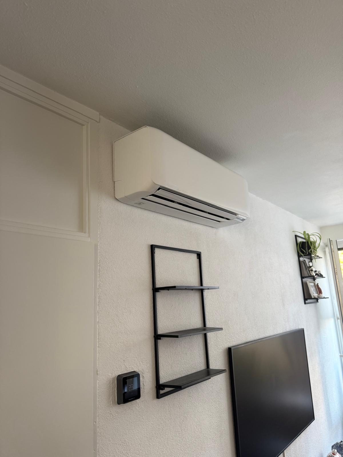 Airco-binnenunit in een lichte woonkamer