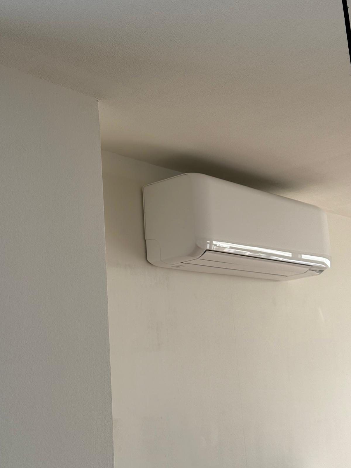 Airco-binnenunit aan een lichte wand