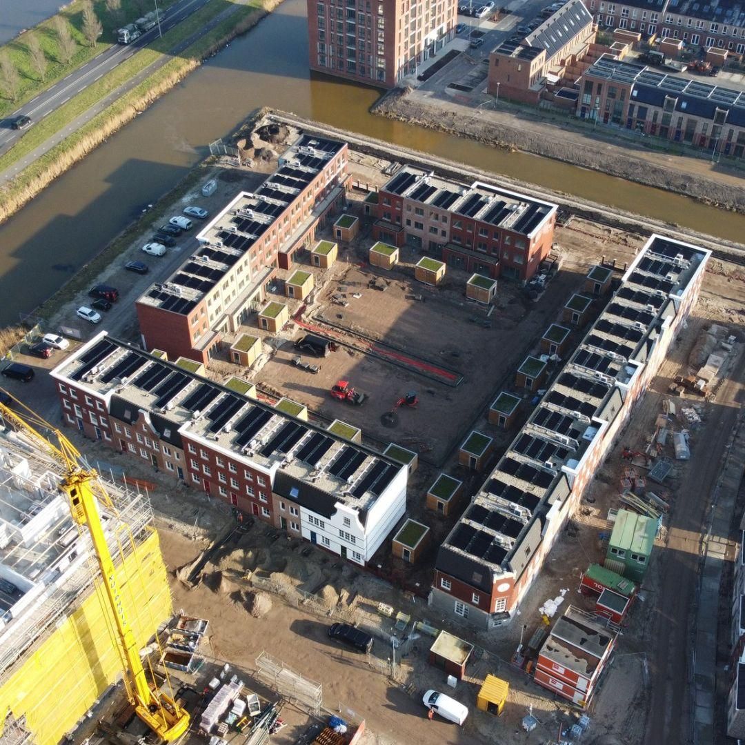 Luchtfoto van een nieuwbouwproject met zonnepanelen