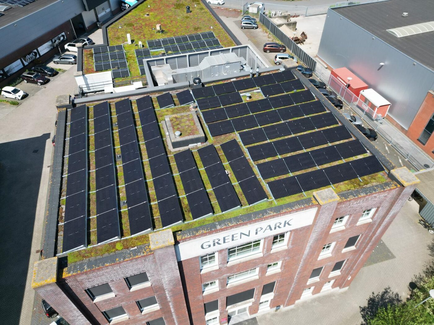 Drone-luchtfoto van groot zonnepanelen-veld op het groendak van bedrijfspand Green Park
