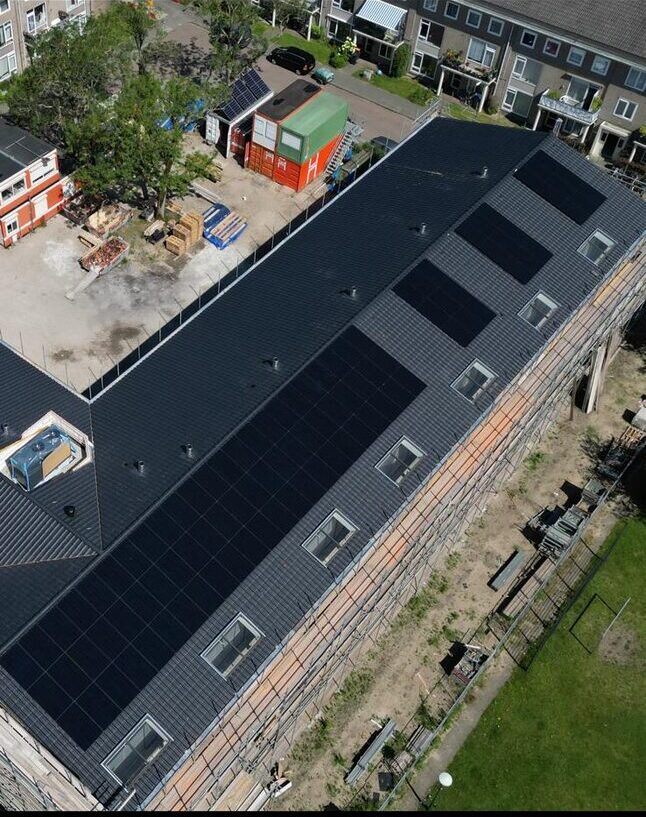 Drone-luchtfoto van zonnepanelen op de daken van een nieuwbouwproject met rijwoningen, project Ophemert (68 woningen)