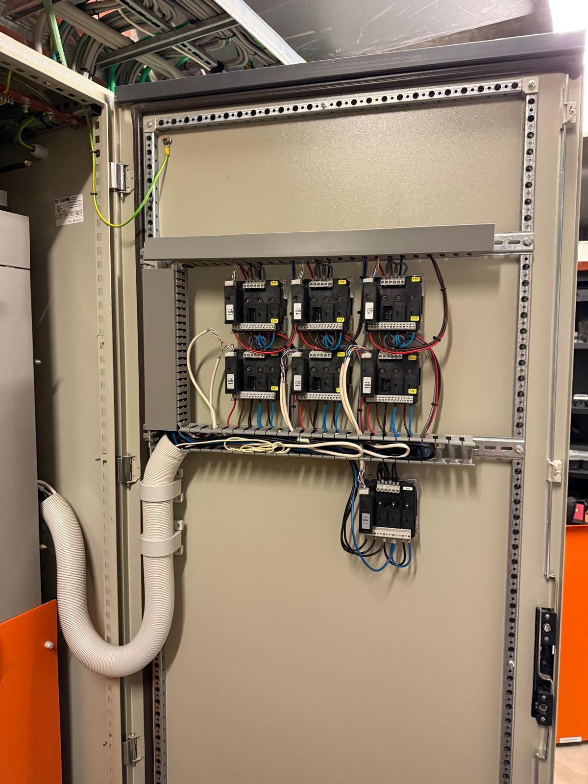 Elektrische verdeelkast tijdens montage