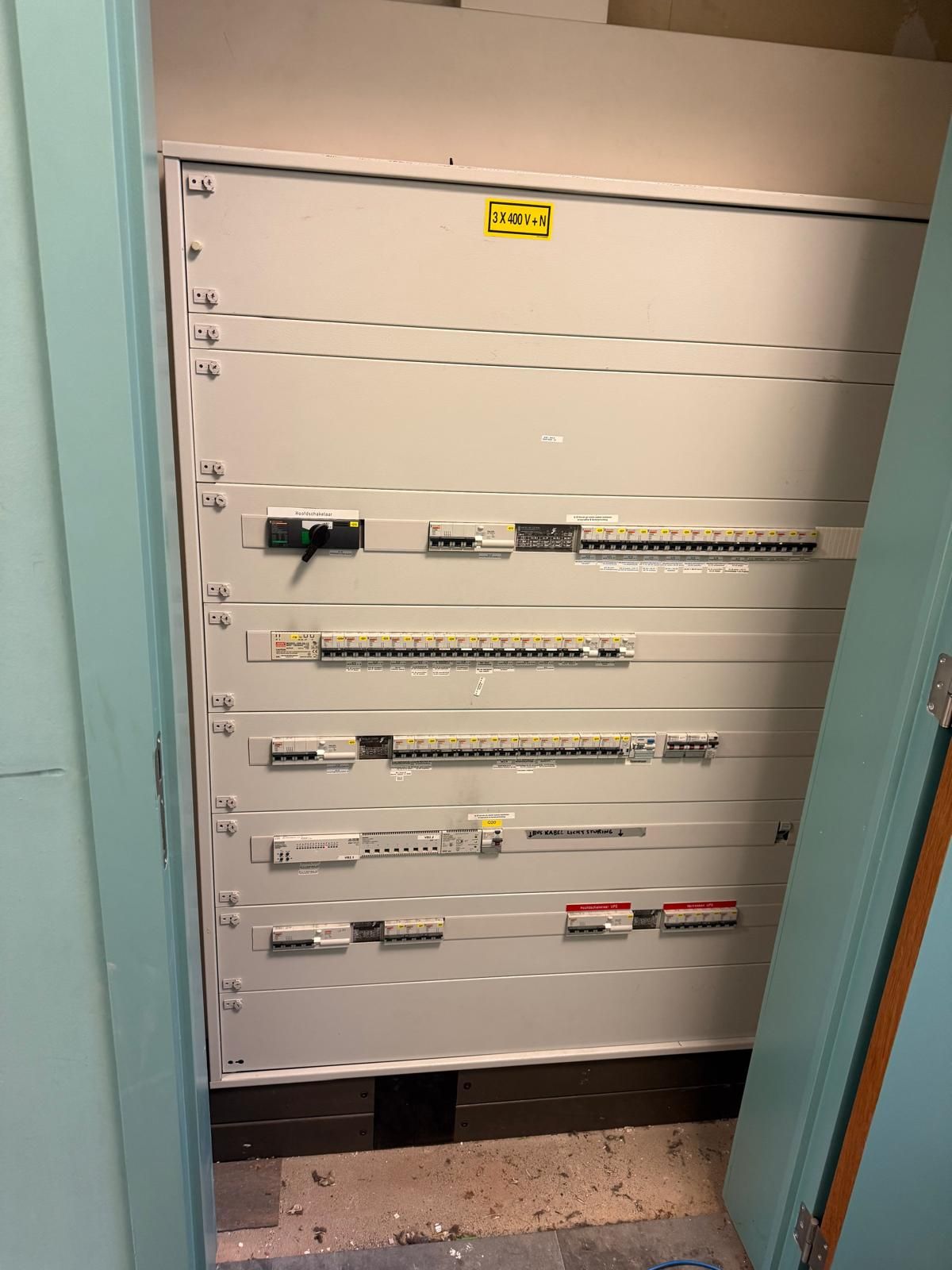 Verdeelinrichting in een bedrijfsruimte