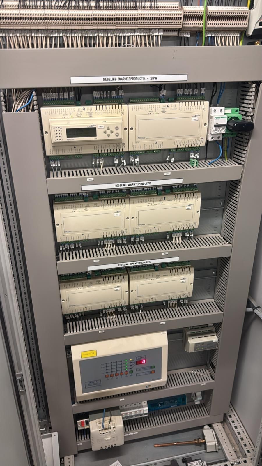 Installatiekast met regelmodules