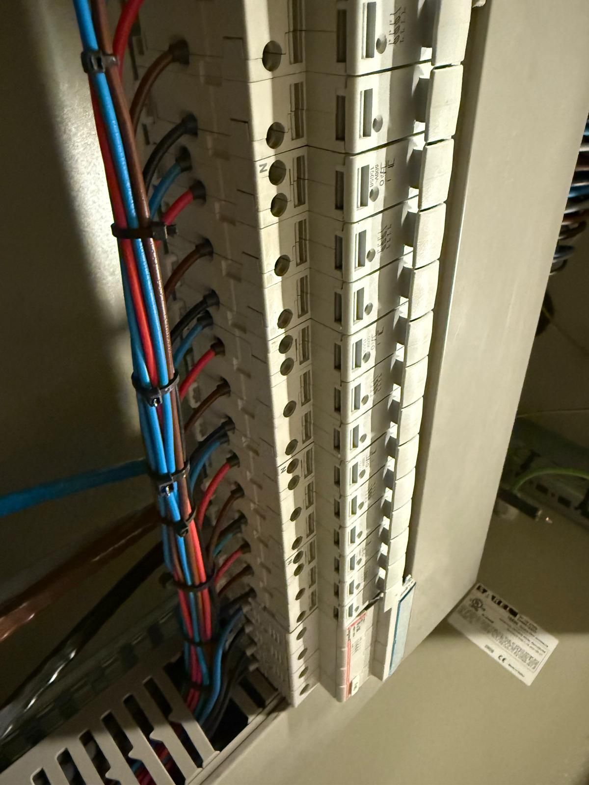 Bekabeling langs een verdeelinrichting