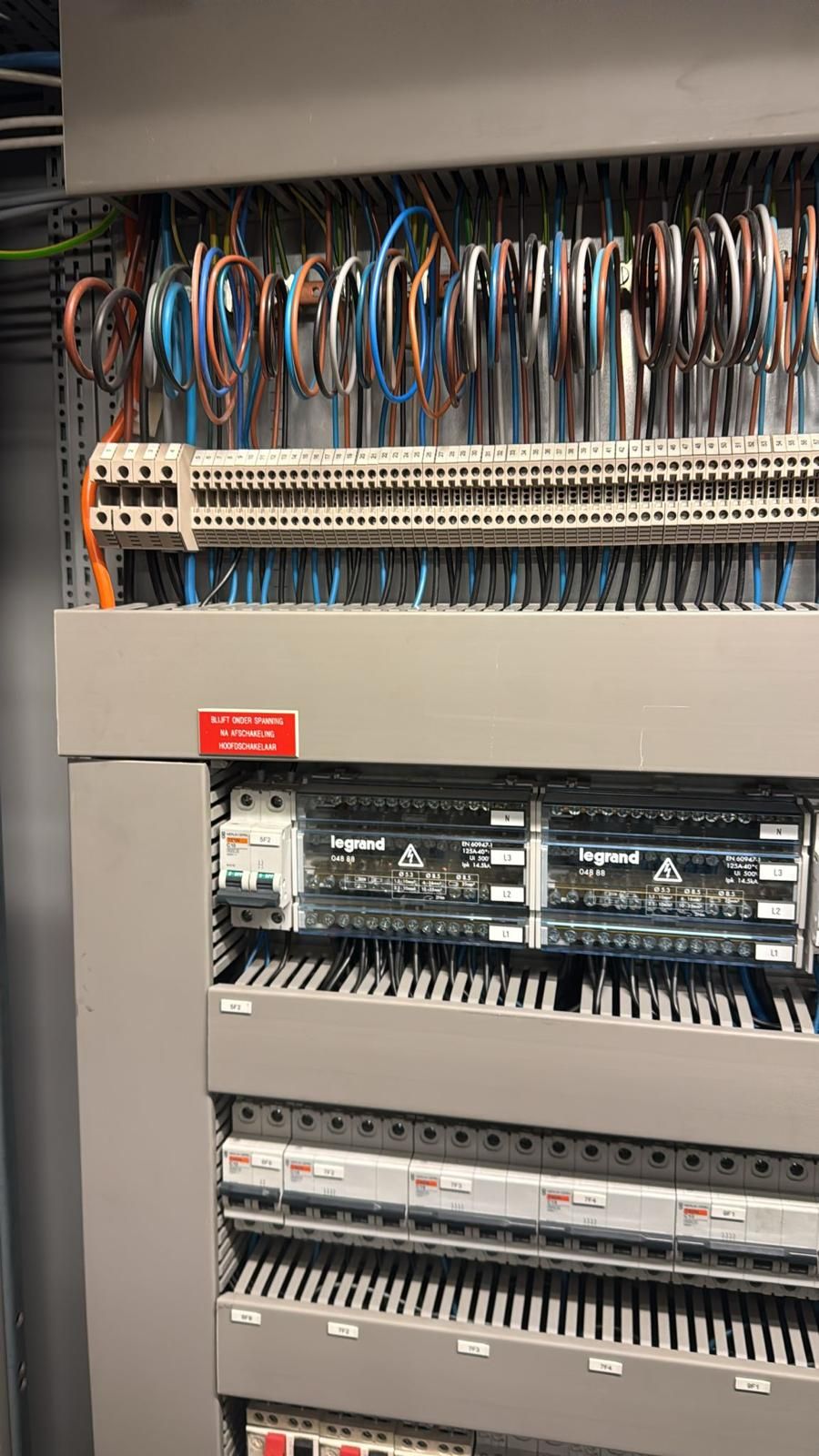Verdeelinrichting met componenten