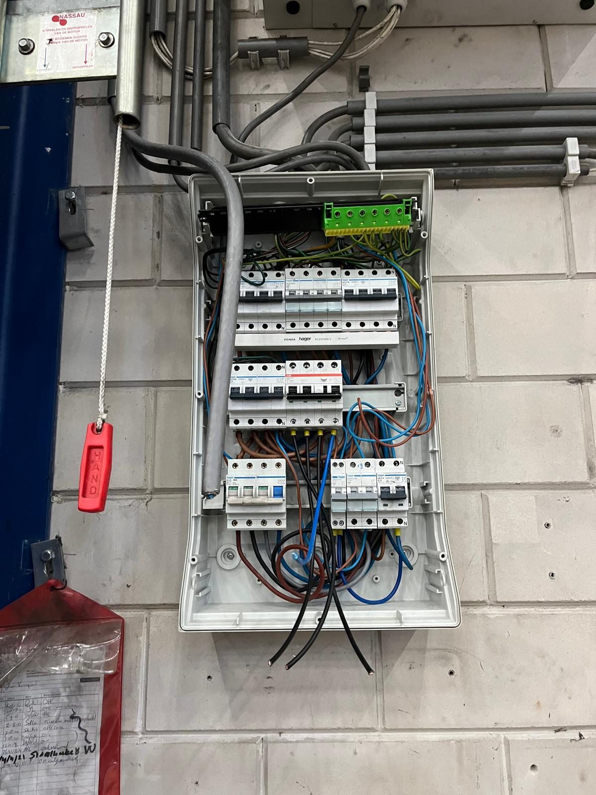 Nieuwe groepenkast tijdens de aanleg