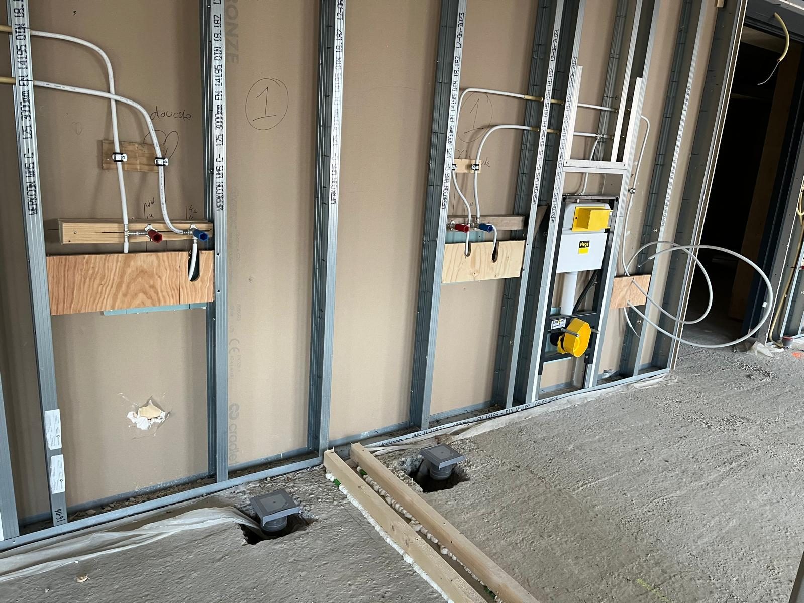 Inbouwdozen en leidingen in een nieuwe wand