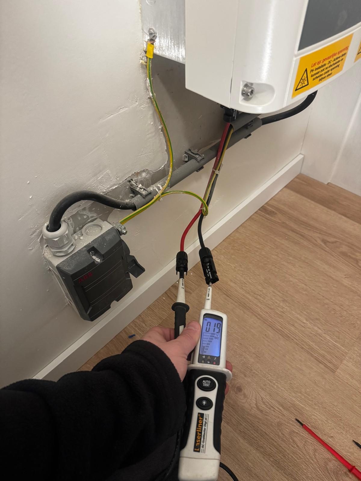 Spanning nameten bij de elektrische aansluiting