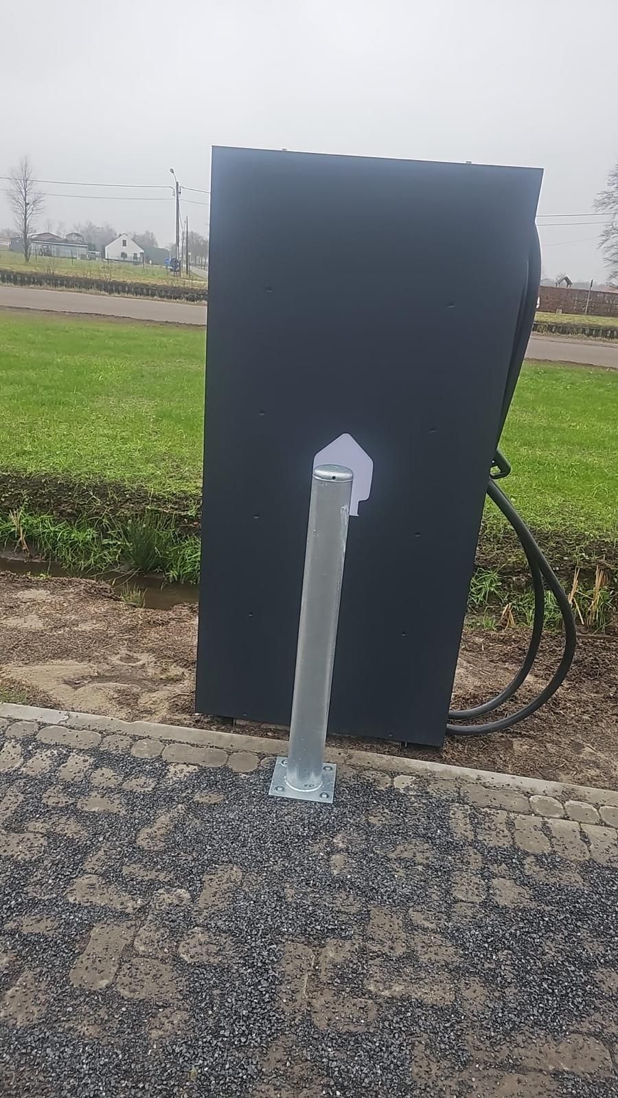 Vrijstaande laadpaal op een paal bij een woning