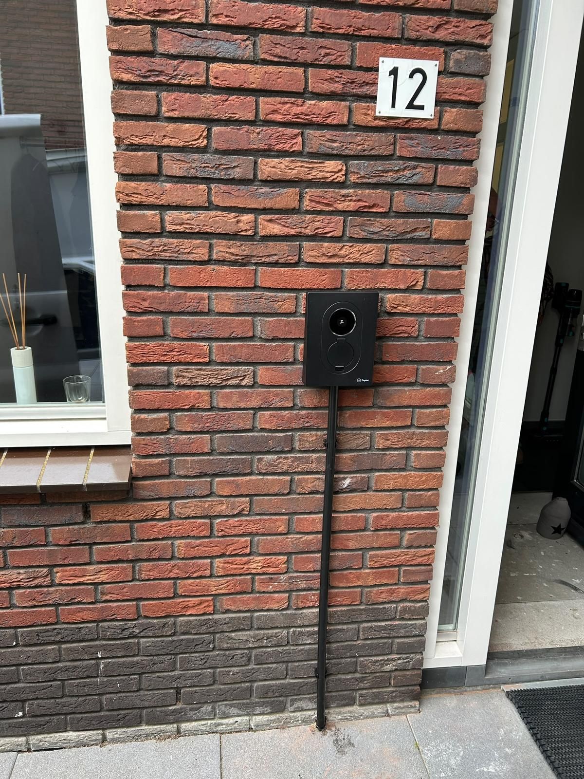 Compacte laadpaal naast de voordeur