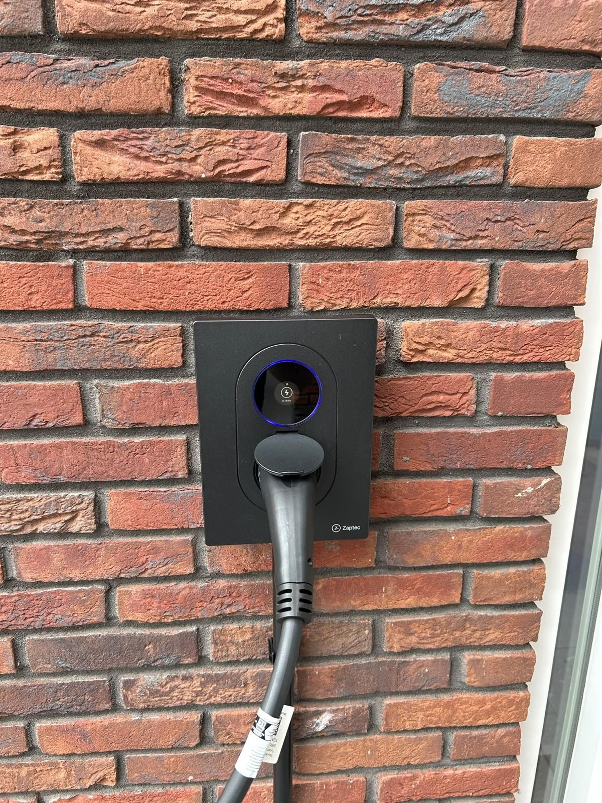 Laadpaal ingebouwd in een gevel