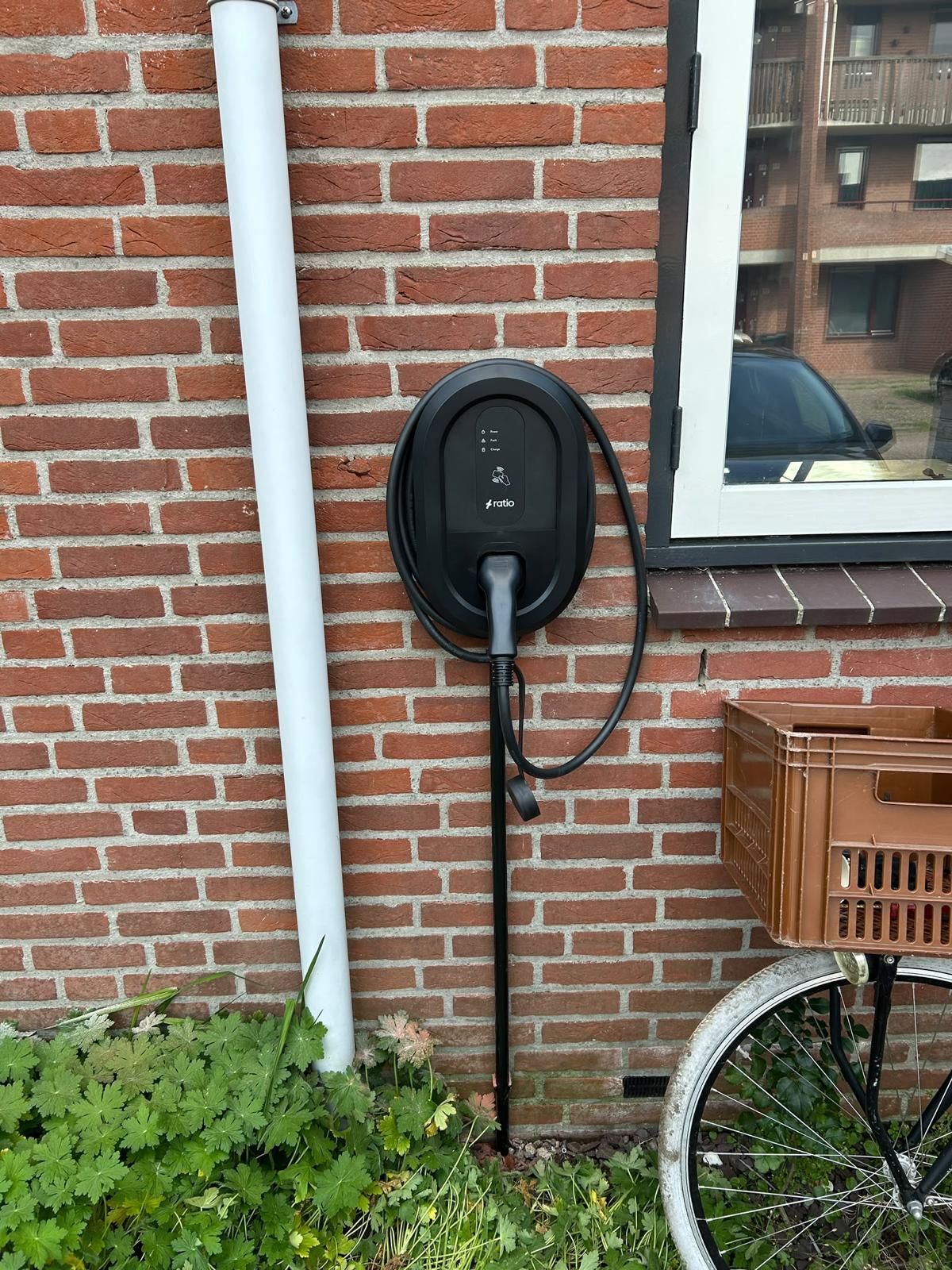 Laadpaal aan de gevel naast de voordeur