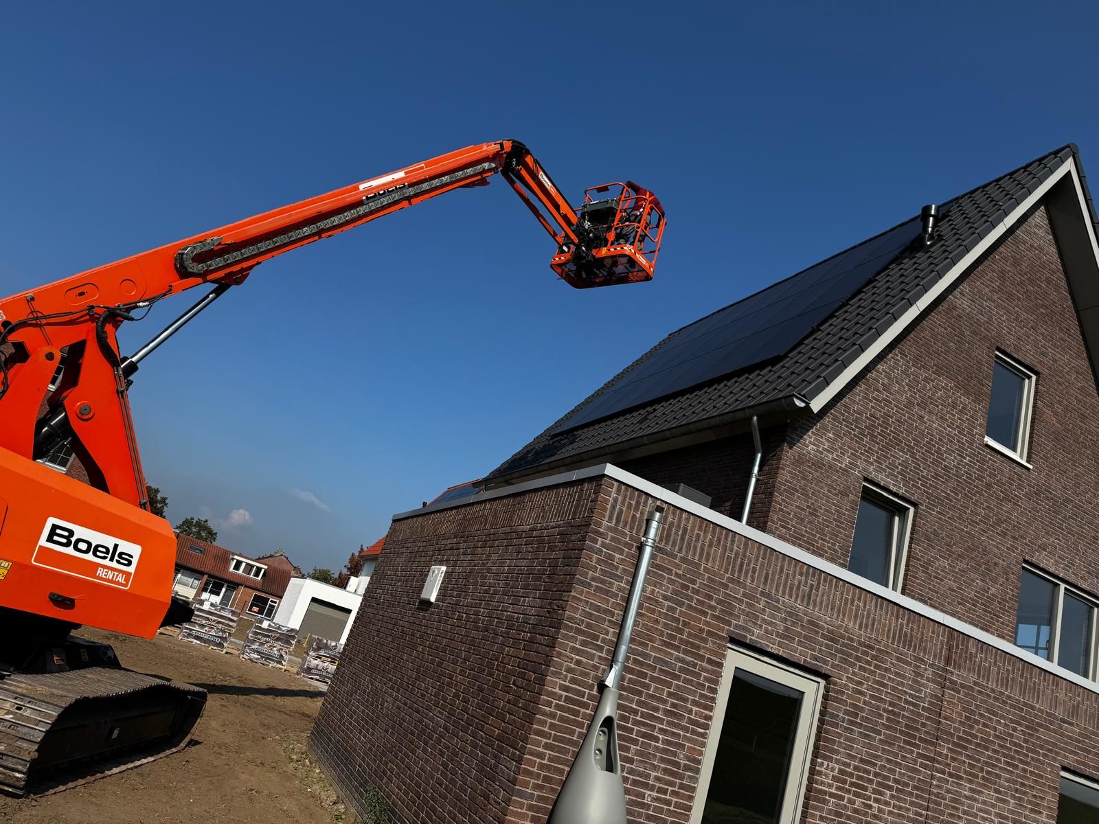 Plaatsing van zonnepanelen met een hoogwerker