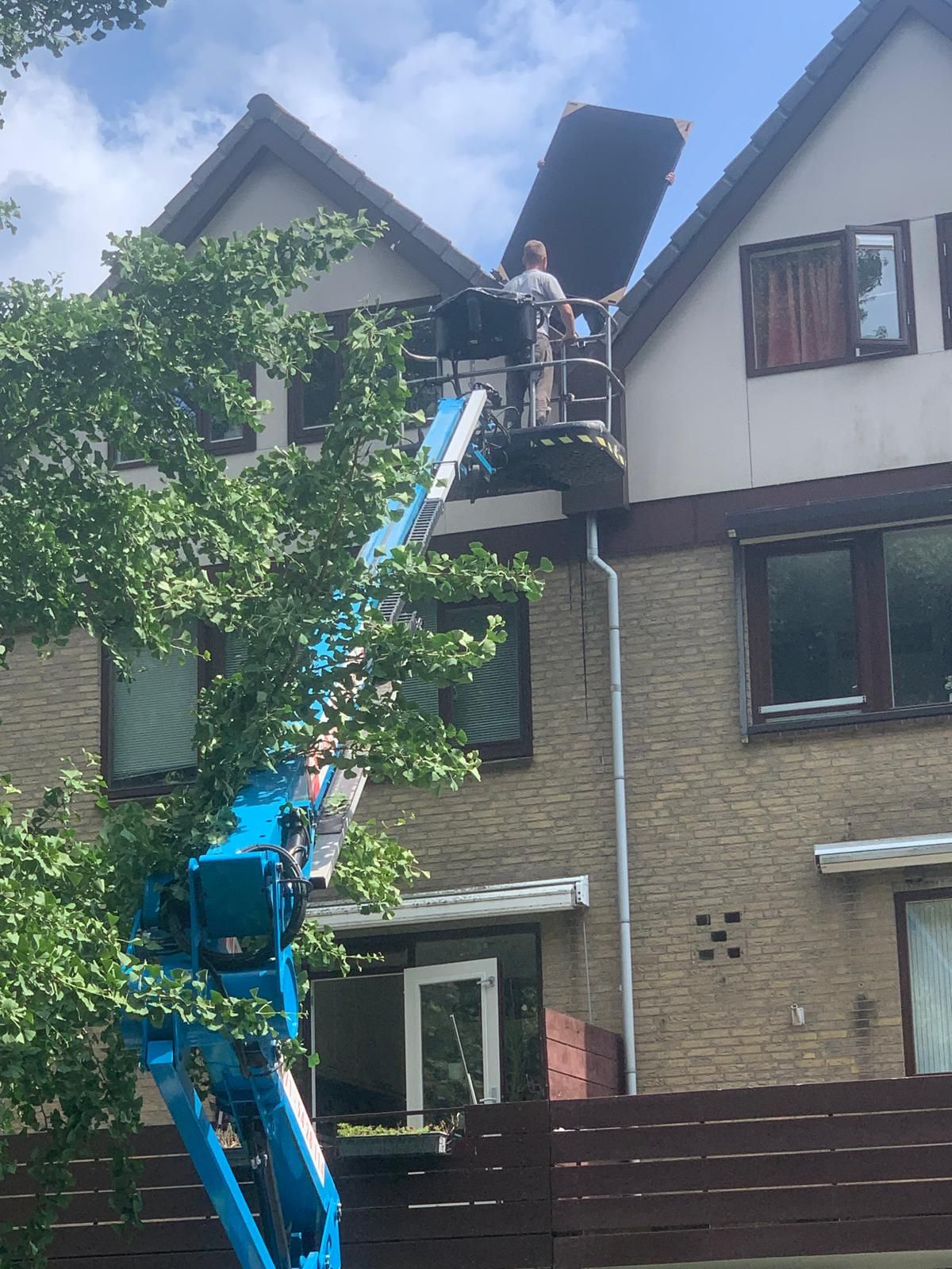 Werk aan de gevel vanuit een hoogwerker
