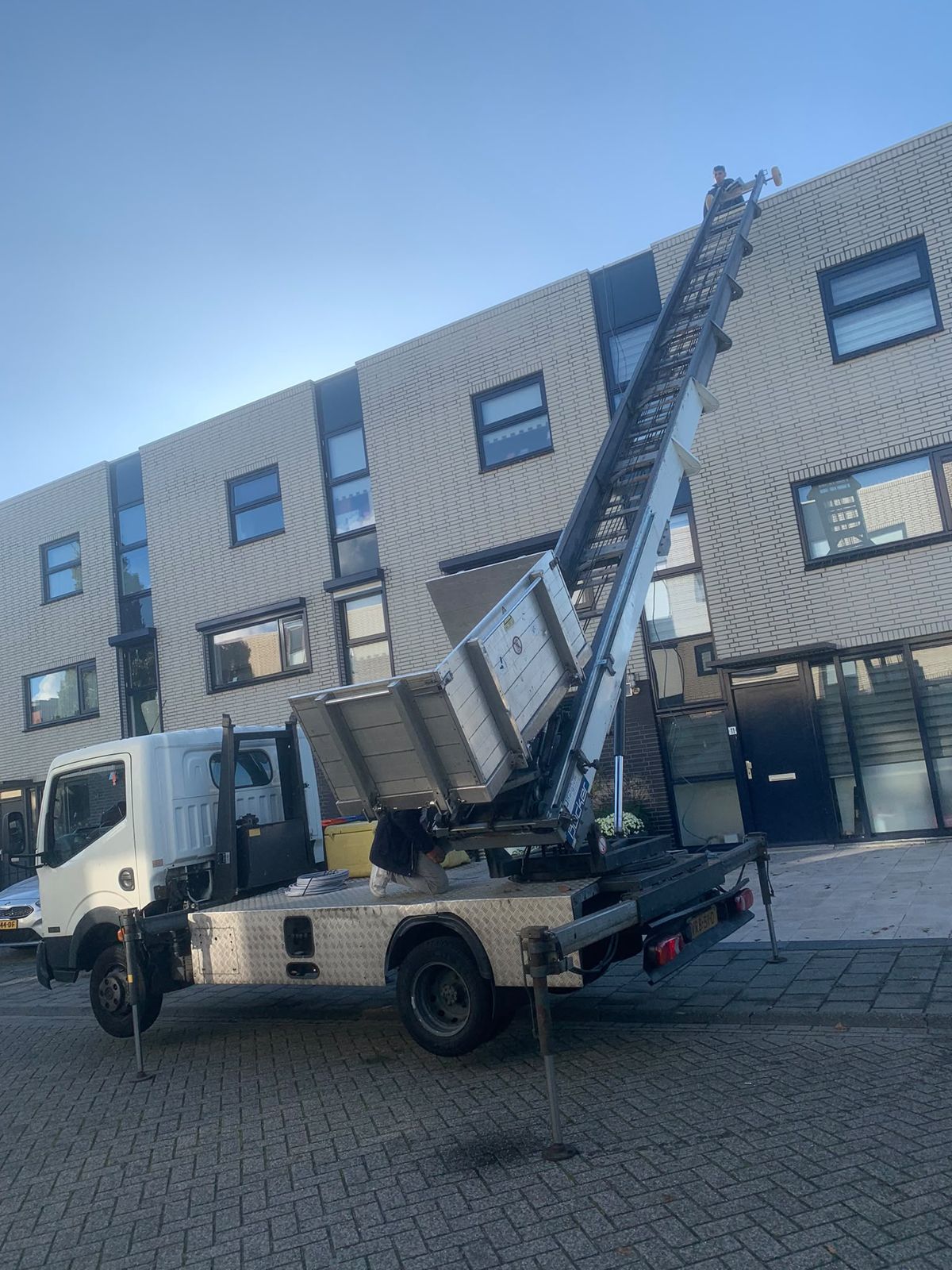 Kraanwagen bij een appartementencomplex