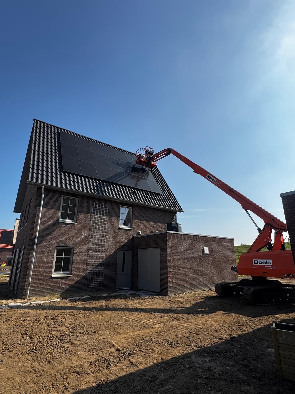Hoogwerker bij een nieuwbouwwoning