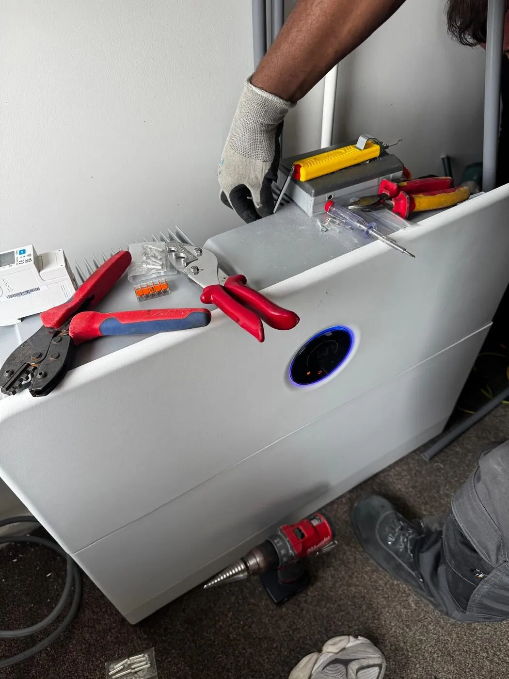 Monteur aan het werk met professioneel installatiegereedschap