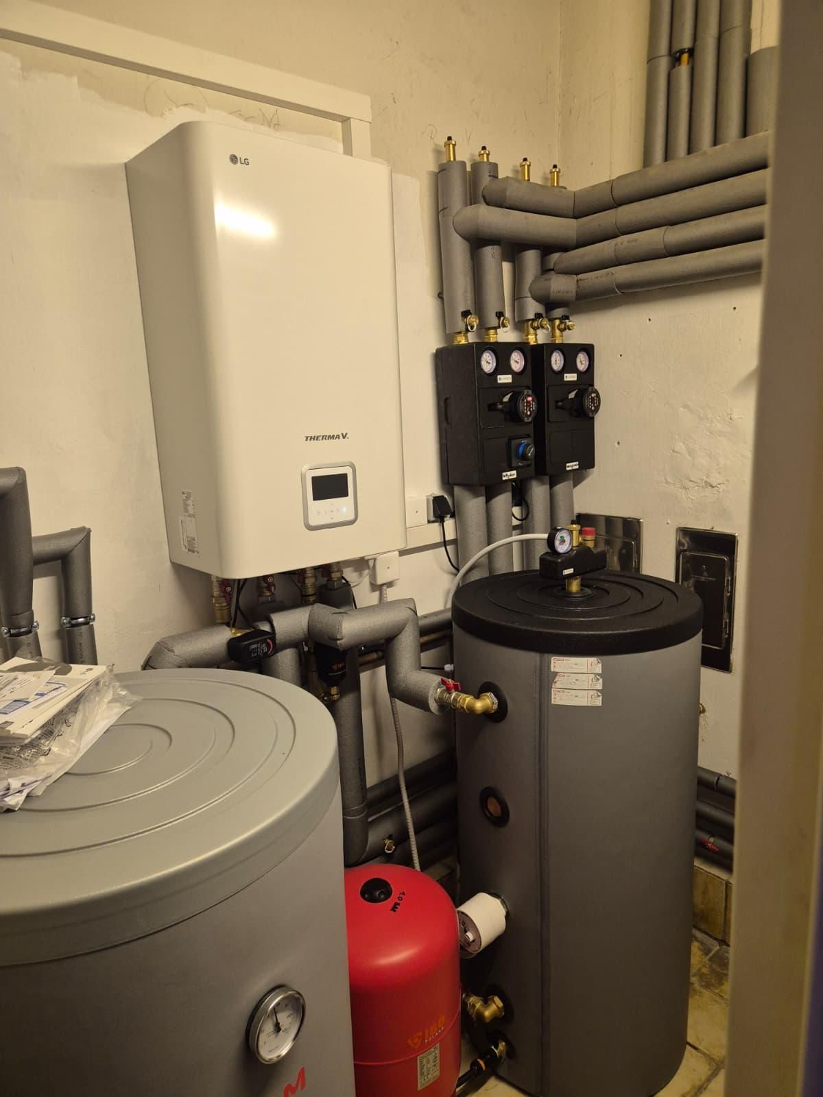 Technische ruimte met cv-installatie en boilervat