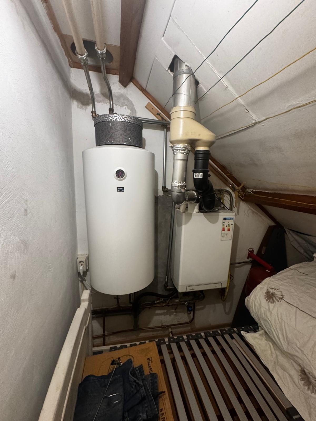 Installatieruimte met boilervat op zolder