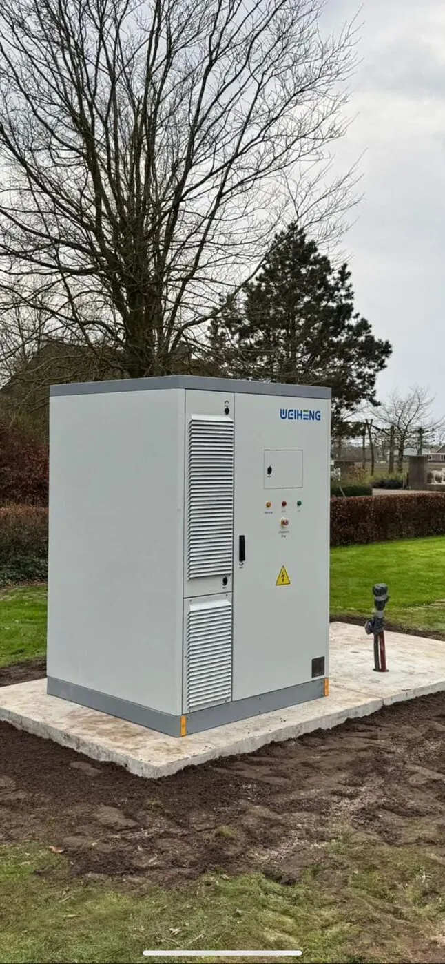Energieopslagkast voor batterijopslag op een betonnen fundering buiten