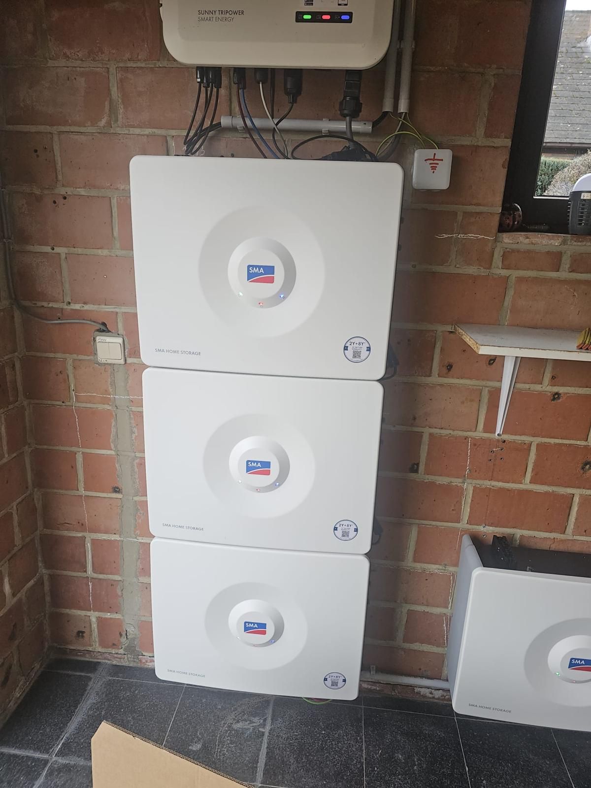 Gestapelde thuisbatterij aan de wand