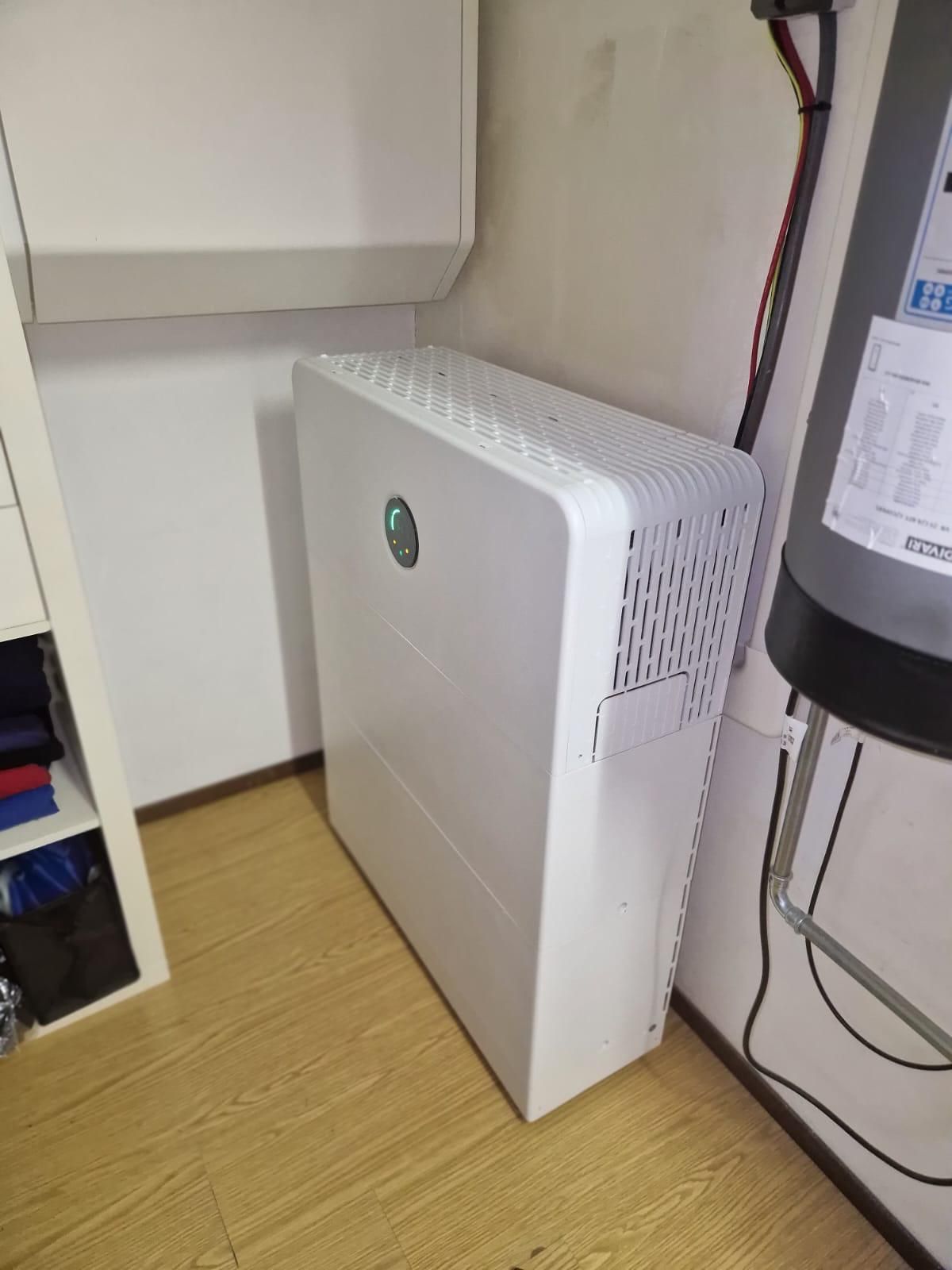 Thuisbatterij naast een boiler