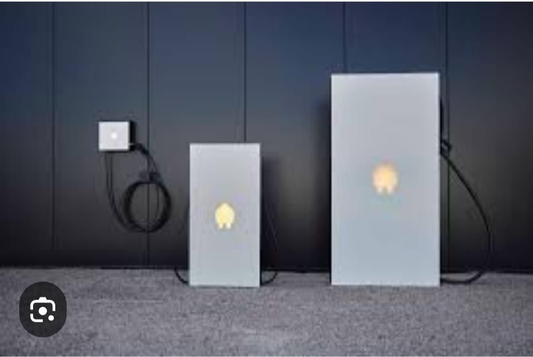 Thuisbatterij-units aan een zwarte gevelwand