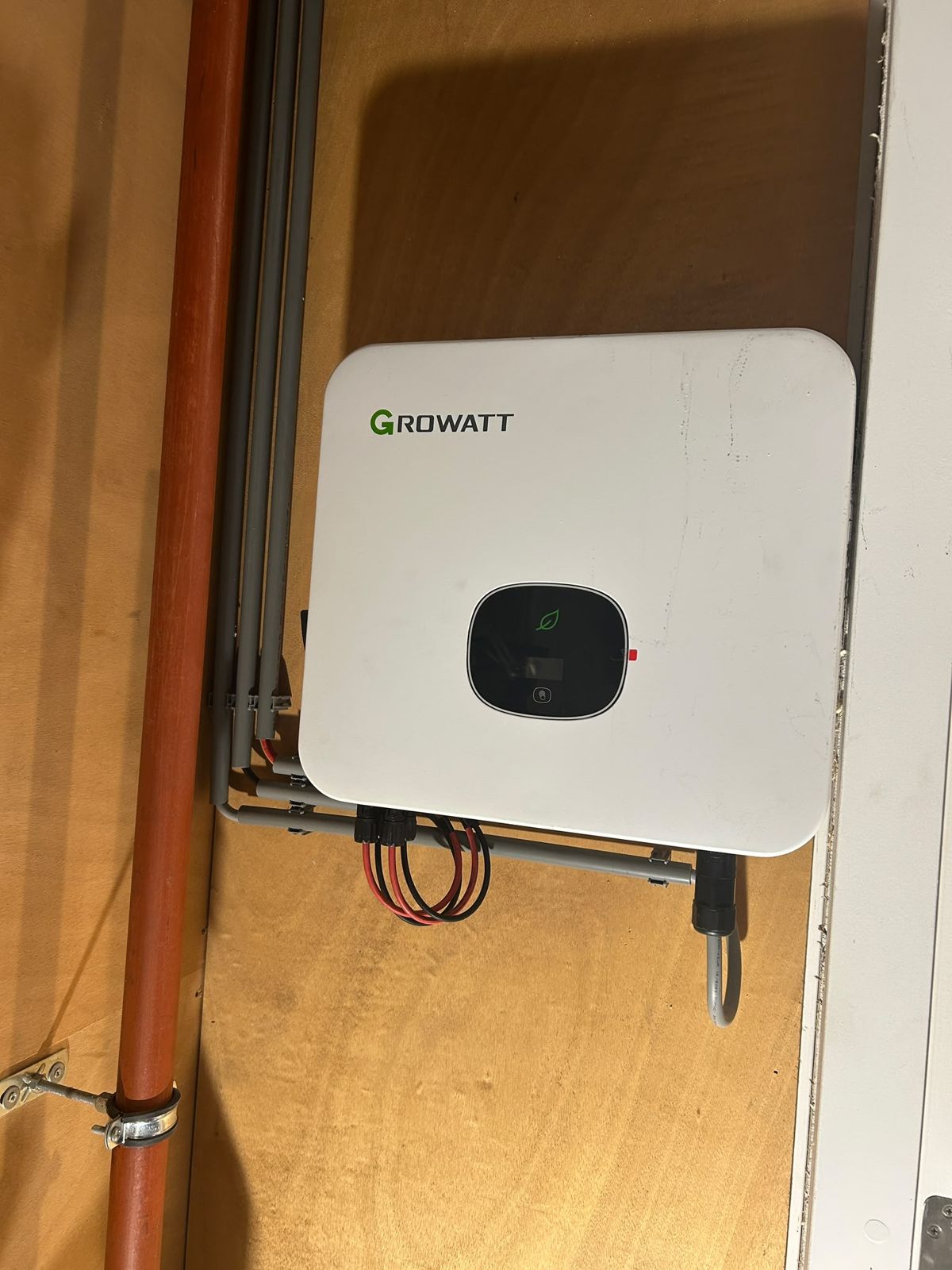 Omvormer aan de wand