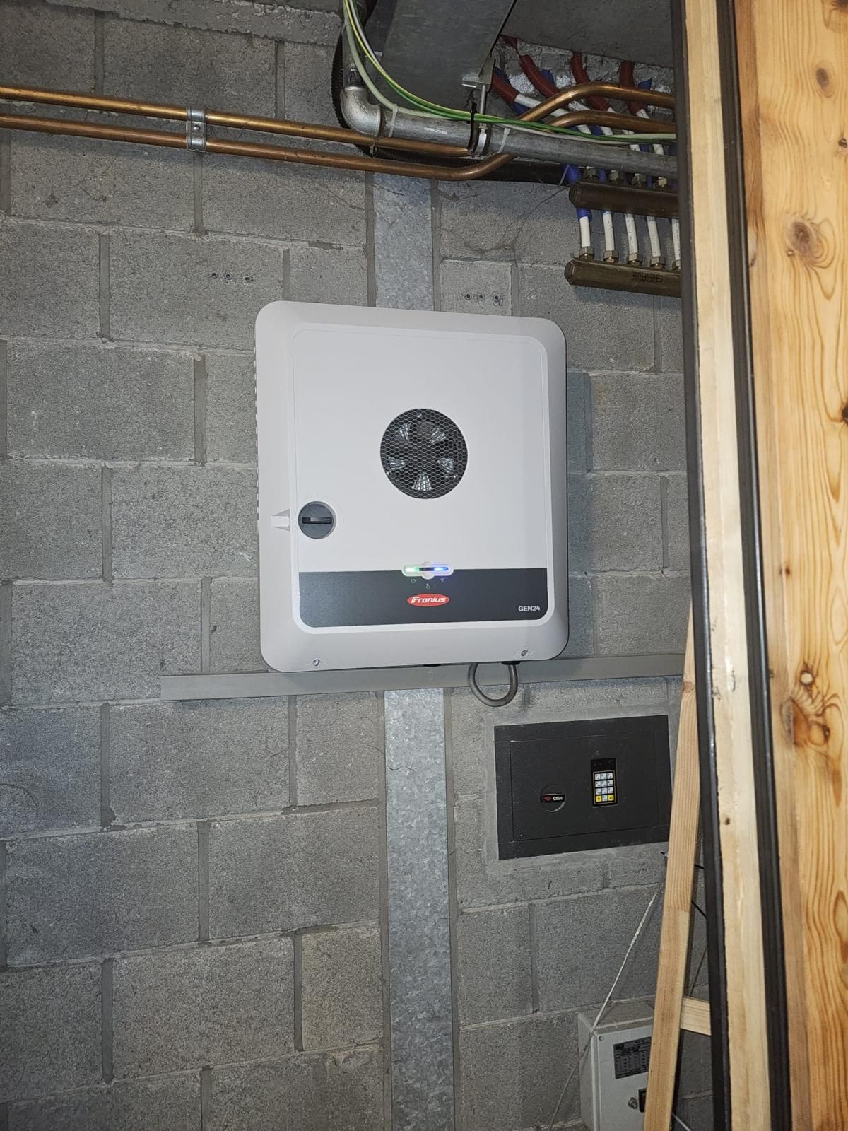 Omvormer aan een betonnen wand
