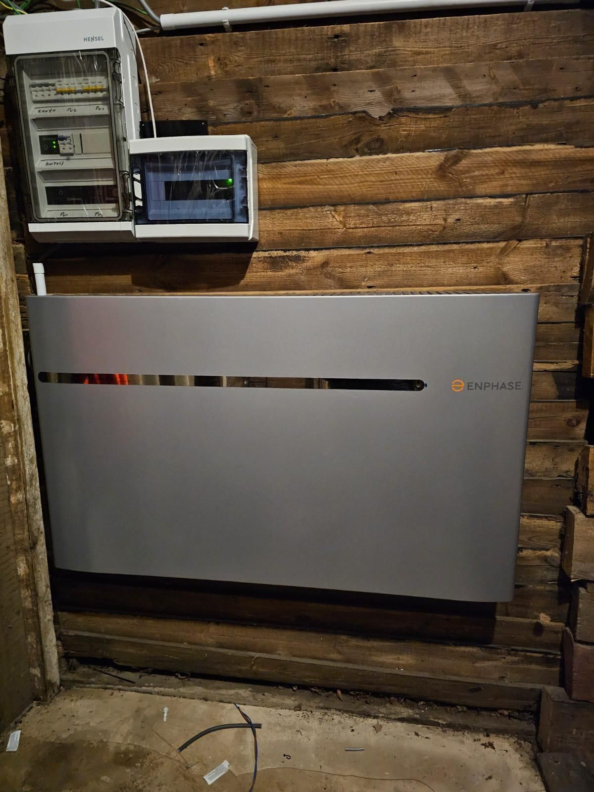 Thuisbatterij onder een omvormer