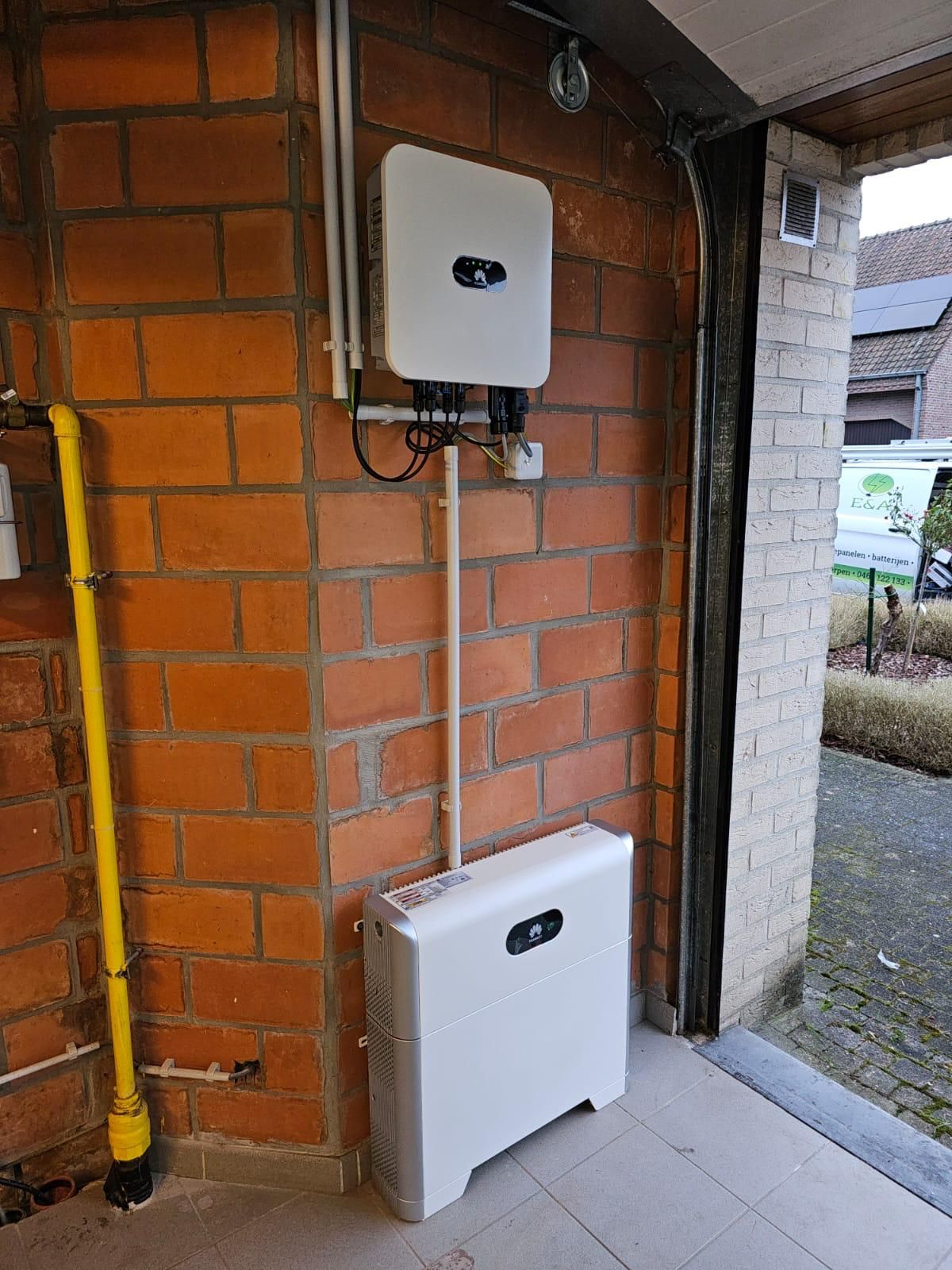Omvormer en thuisbatterij aan de gevel