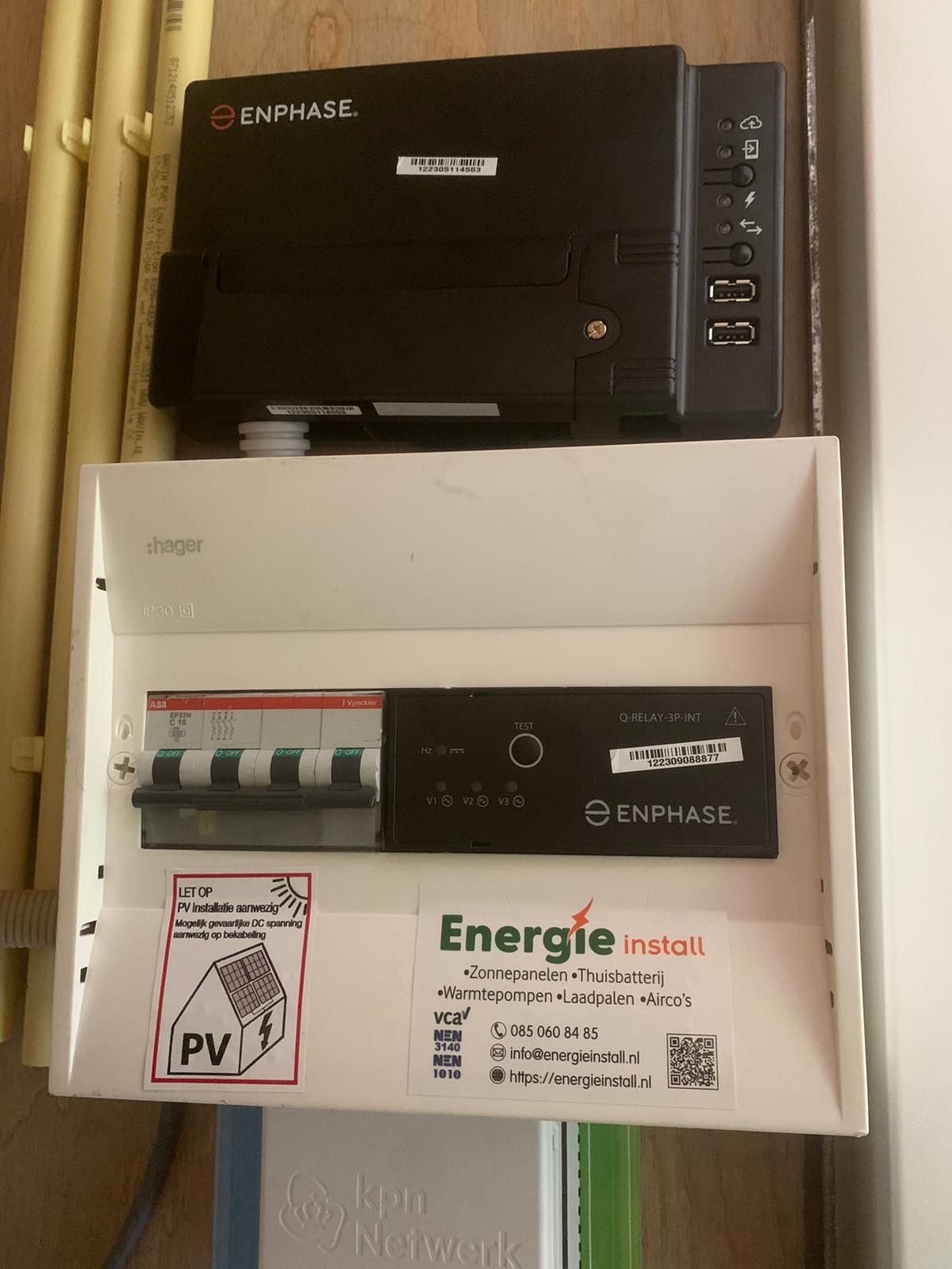 Meterkast met Enphase-componenten en label van Energie Install