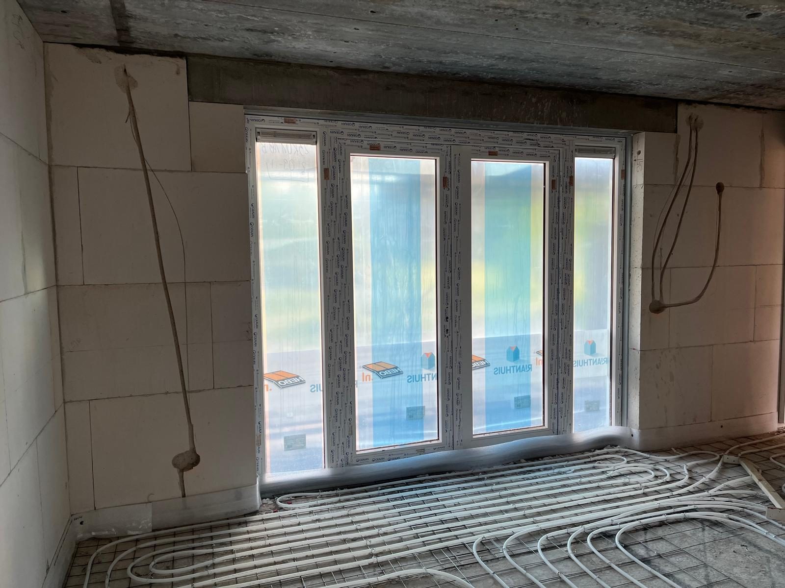 Vloerverwarmingsleidingen voor de dekvloer wordt gestort