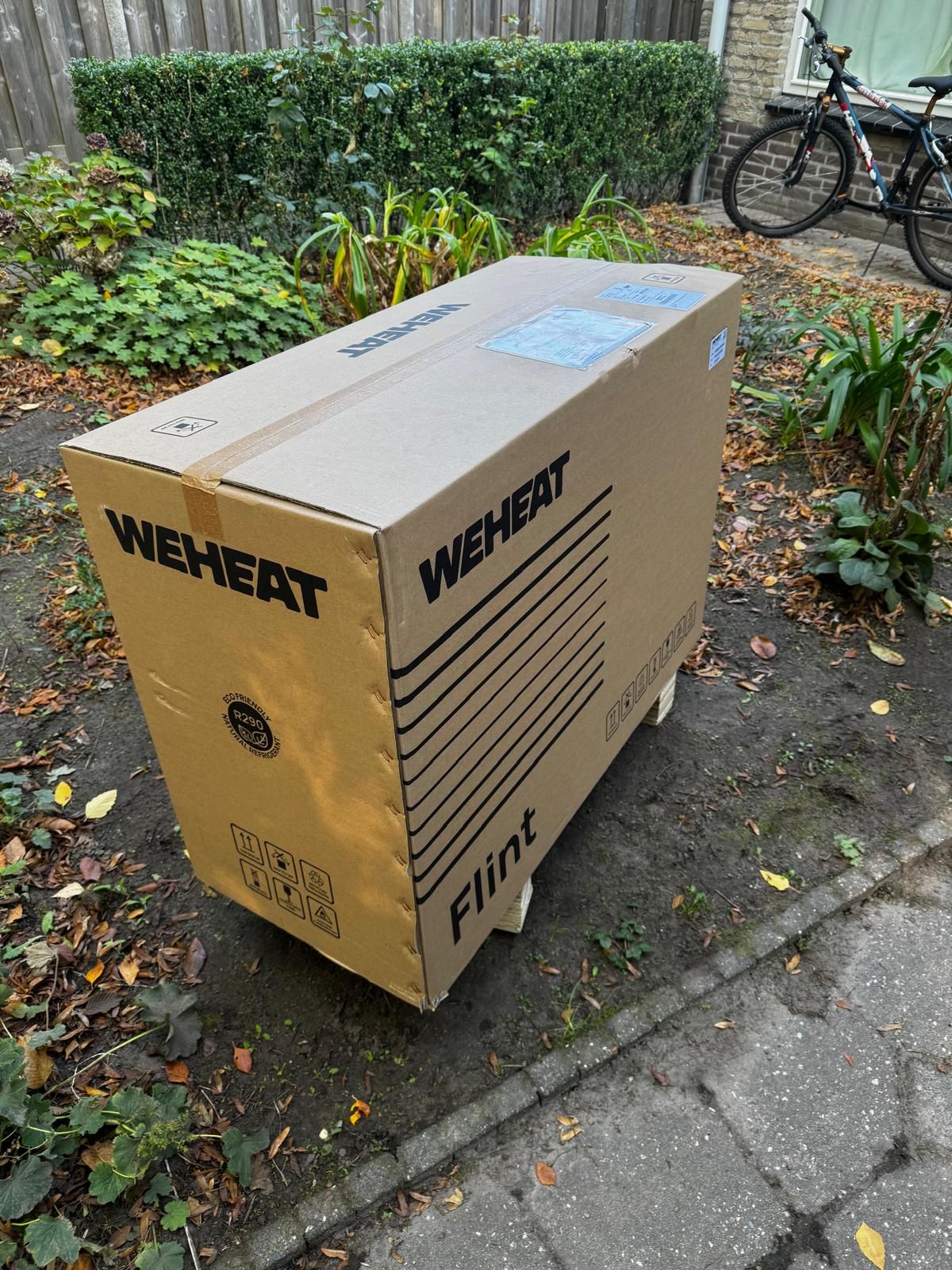Nieuwe warmtepomp in de verpakking bij de woning