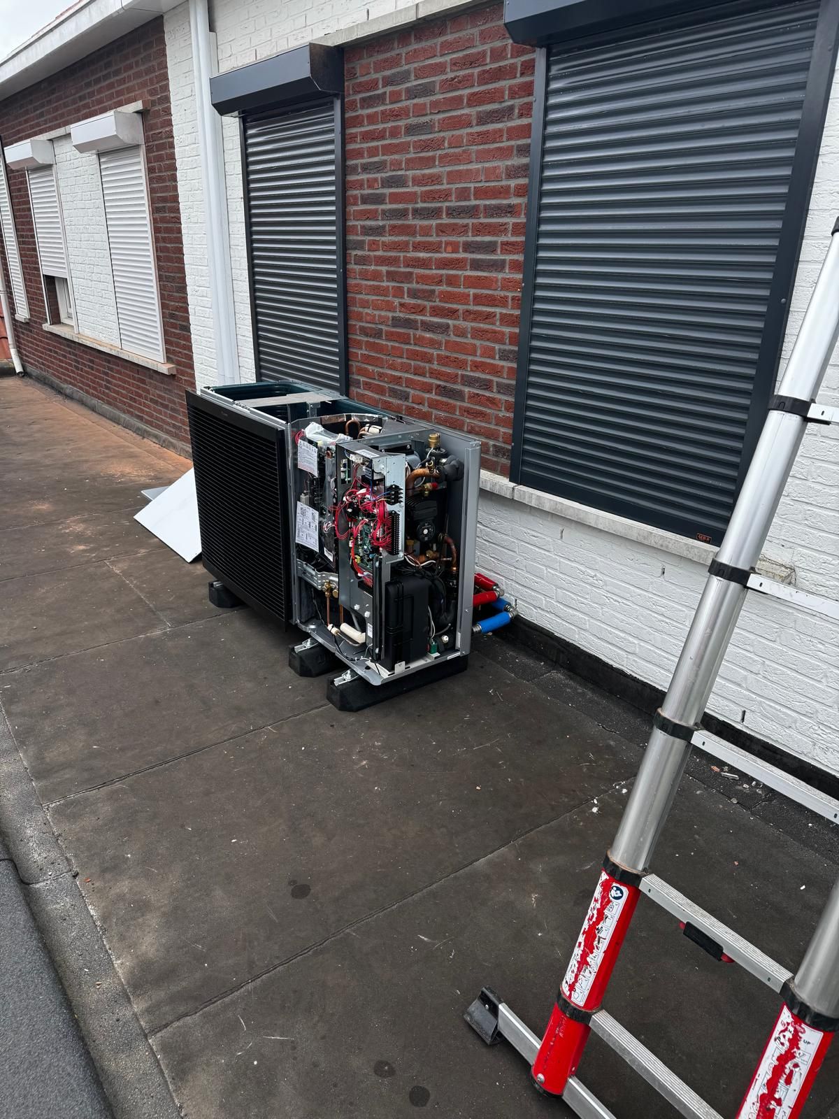 Warmtepomp-buitenunit tijdens montage