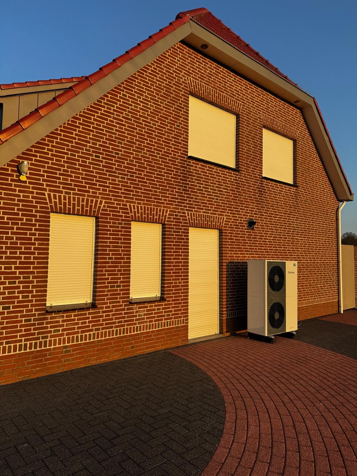 Warmtepomp-buitenunit naast een woning