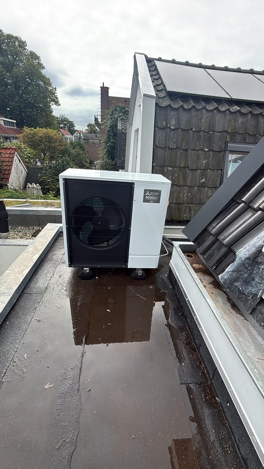 Warmtepomp-buitenunit op een plat dak