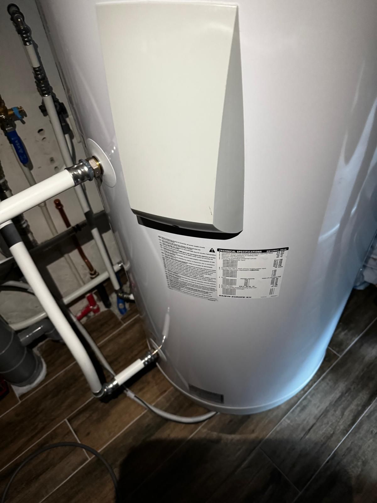 Warmtepompboiler met leidingwerk