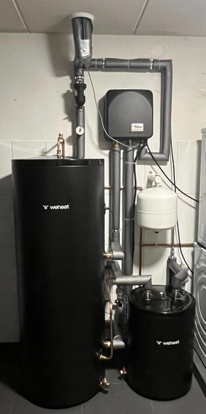 WeHeat warmtepomp installatie met buffervat boilervat en verzorgd leidingwerk in technische ruimte