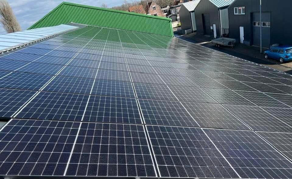 Volledig dak met zonnepanelen op een bedrijfspand, geinstalleerd door Energie Install