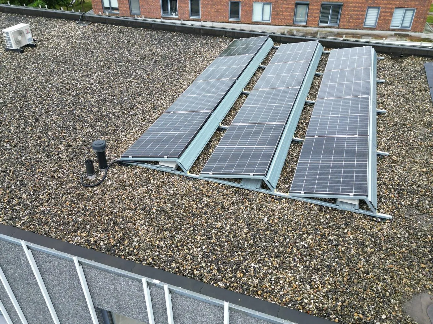 Zonnepanelen op frames op een plat dak
