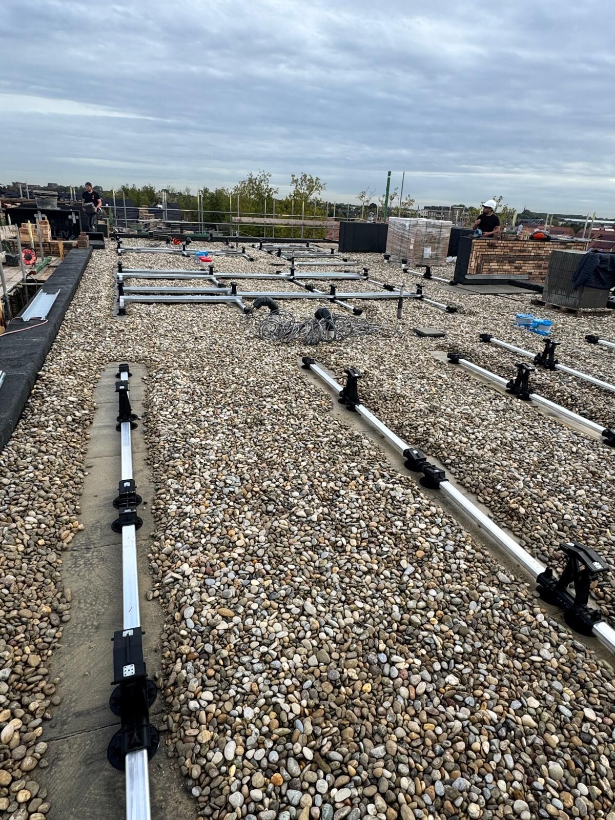 Montageframes voor zonnepanelen op een plat dak met grind