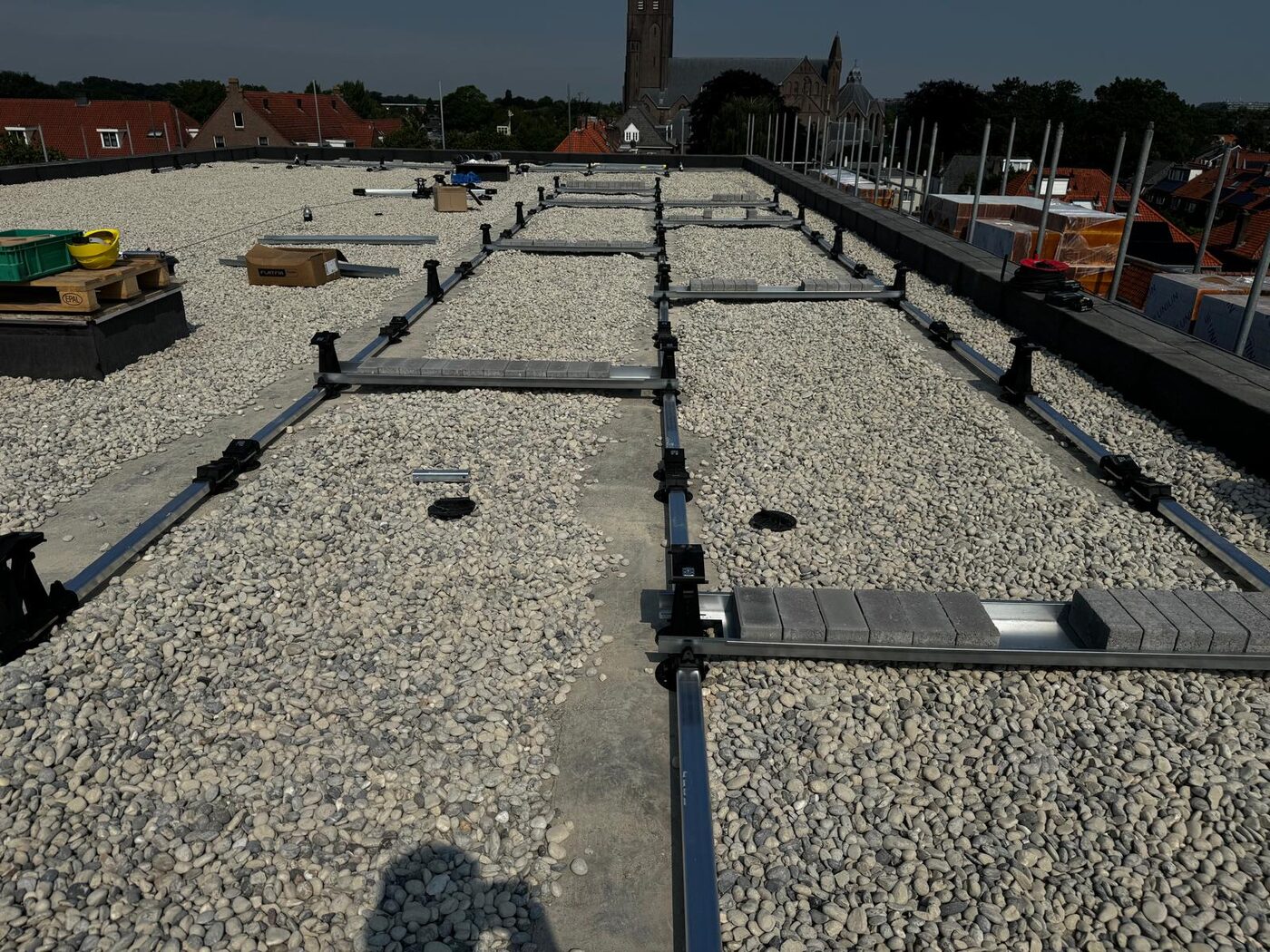 Geballast montagesysteem met rails voorbereid op een plat dak voor de plaatsing van zonnepanelen