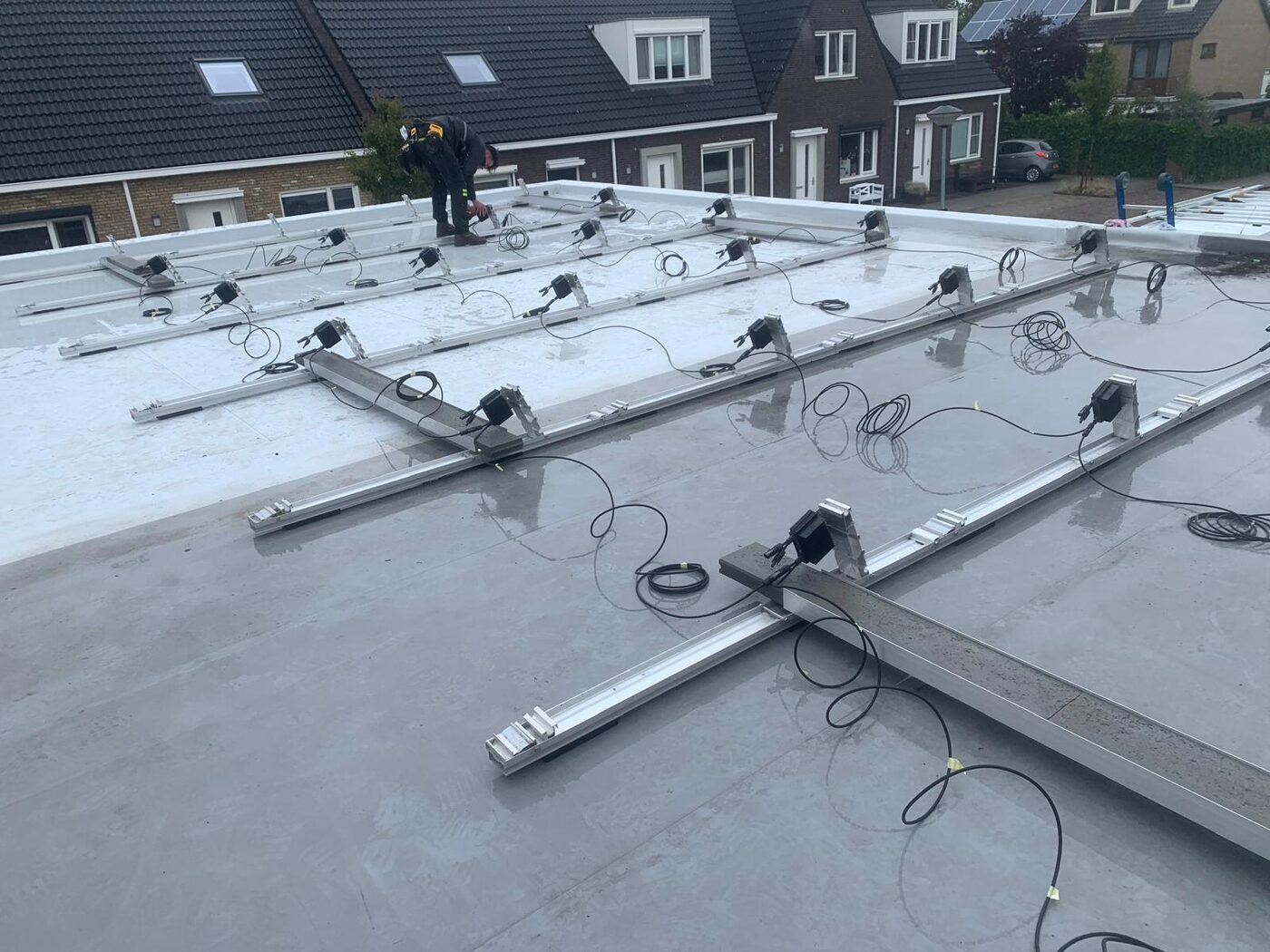 Aluminium montagesysteem en bekabeling op een plat dak ter voorbereiding van een zonnepanelen-installatie